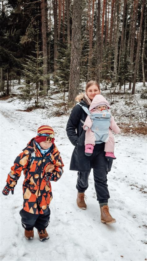 Moterys su vaikais gamtoje