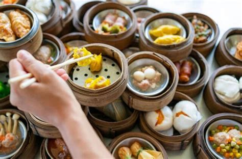 vyras palaiko žmoną gimdant