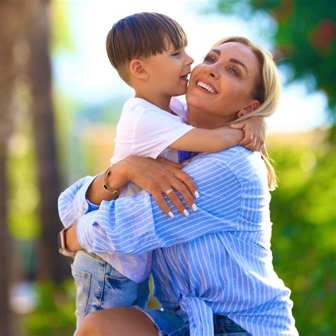 Vaikas ir tėvai, kalbantys apie baimes