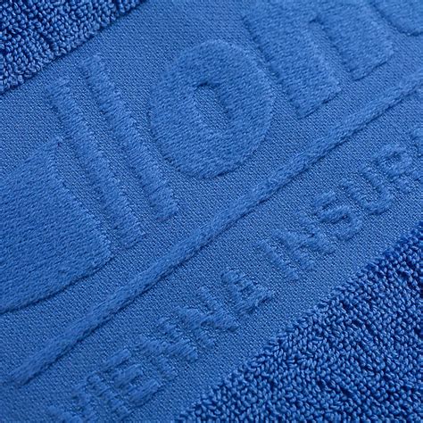 Rankšluostis su vandeniu ant kaktos