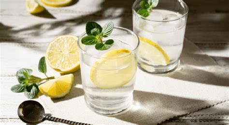 Stiklinė su vandeniu ir citrina