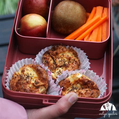 vaikas su užkandžių dėžute