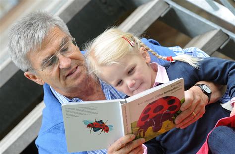 Kūdikis skaito knygą