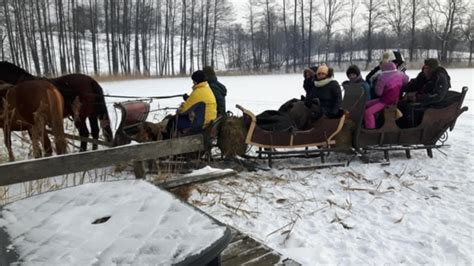 Žmonės, atliekantys Mindfulness pratimus gamtoje