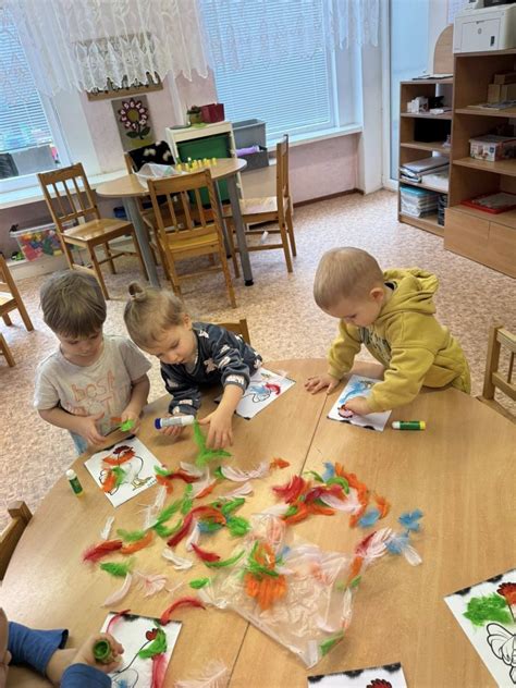 Interjeras darželio grupės su vaikais ir žaislais