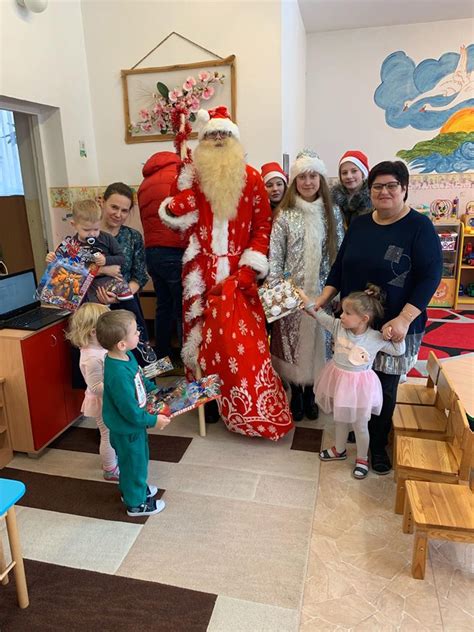 Vaikai kepa kūčiukus su Kalėdų Seneliu