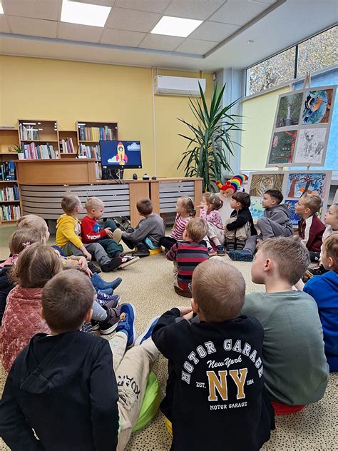 Vaikai aptaria filmuką su suaugusiuoju