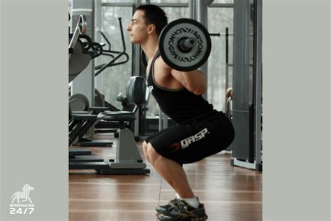 Nuotrauka sportininko, atliekančio pritūpimus