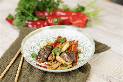 Ryškiaspalvės keptos kepenėlės su daržovėmis