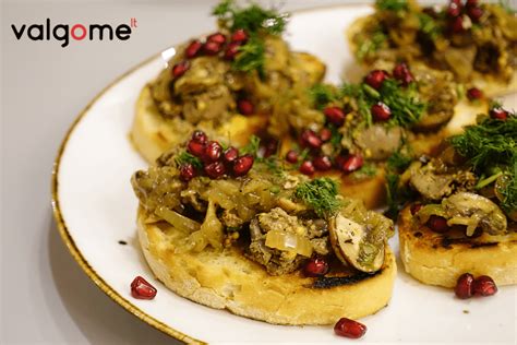 Keptos vištienos kepenėlės su svogūnų ir pievagrybių padažu