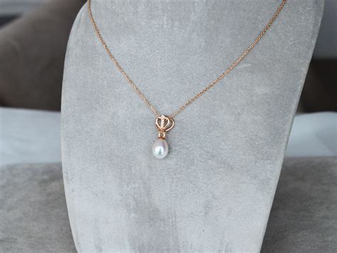 Rankų darbo auksinis pakabukas su brangakmeniais