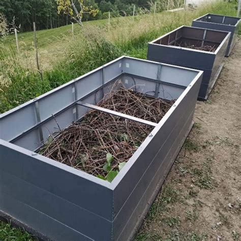 Skirtingų medžiagų pakeltos lysvės