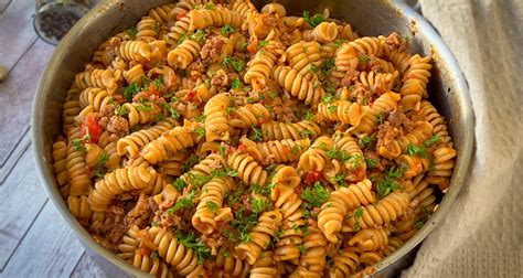 Patiekimas makaronų su faršu