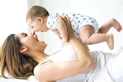 Motina laiko kūdikio batukus