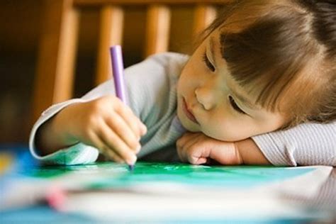 vaikas piešia su trafaretų