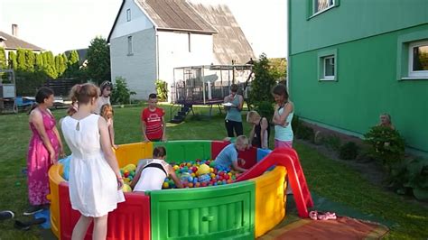 vaikas žaidžia kamuoliukų baseine