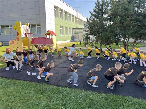 Mokiniai sportuoja lauke