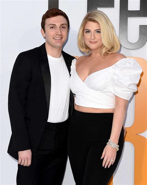 Meghan Trainor ir Daryl Sabara su visais trimis vaikais