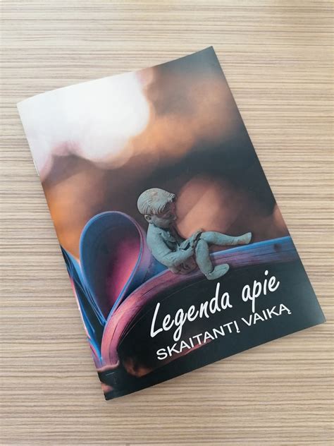 Vaikas, skaitantis pasaką ir svajojantis