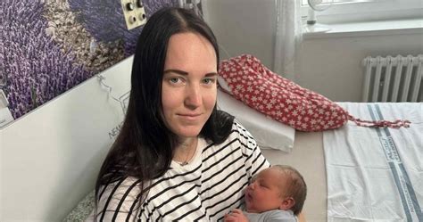 Moteris maitina kūdikį su pagalvės pagalba