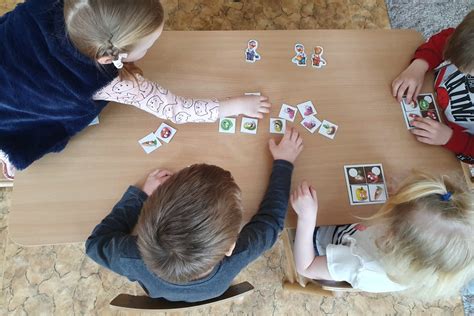 vaikai žaidžia stalo žaidimus