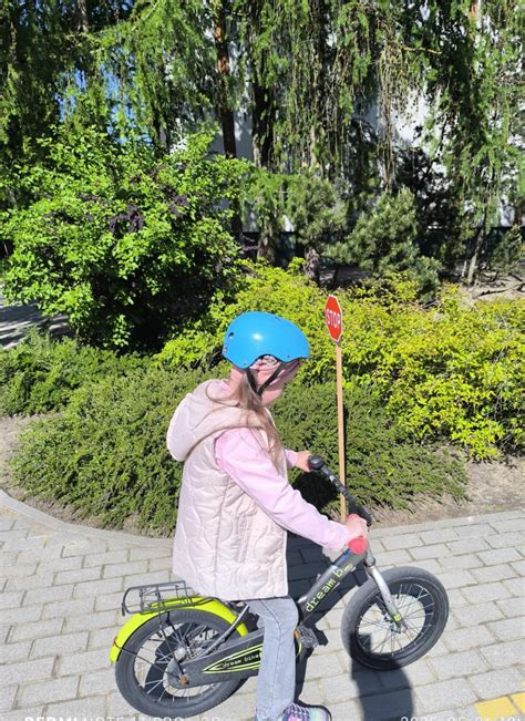 vaikai keliasi keltu į darželį