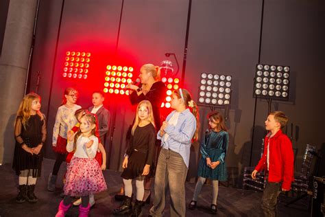 Vaizdas su vaikais, dainuojančiais scenoje