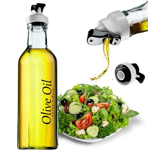 Alyvuogių aliejaus butelis su alyvuogėmis