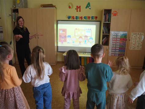 vaikai darželyje mokosi anglų kalbos per žaidimus