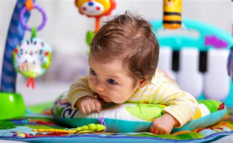 Kūdikis, gulintis ant pilvo ir keliantis galvą