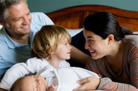 Tėvai su kūdikiu šoka pagal muziką