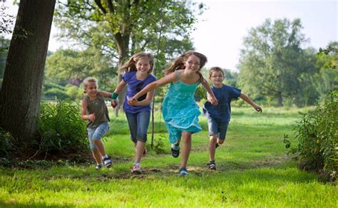 Vaikai žaidžia darželyje