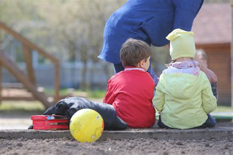 Vaikai stebi gyvūnus darželyje