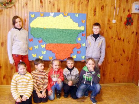 Vaikai puošia Lietuvos žemėlapį neužmirštuolėmis
