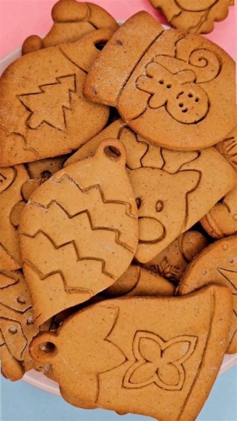 Vaikai kepa imbierinius sausainius