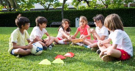 vaikai žaidžia su raidėmis