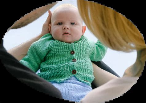 nuotrauka, kurioje tėvai švelniai apkabina savo jautrų vaiką