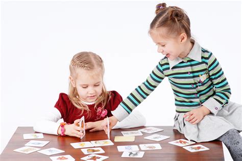 Vaikai žaidžiantys darželyje