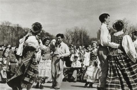 Lietuvių liaudies šokio „Suktinis“ atlikimas