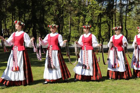 Tradiciniai lietuvių liaudies šokių kostiumai