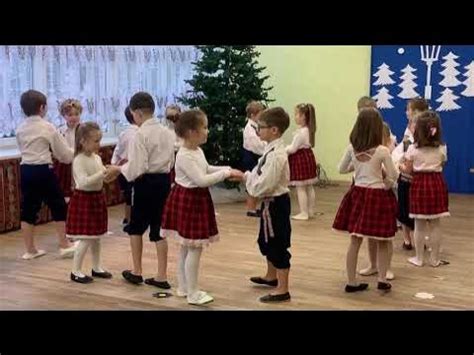 Vaikai, šokantys lietuvių liaudies šokius