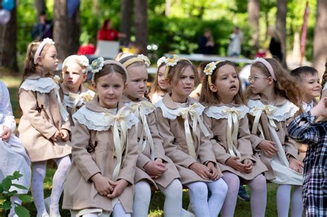 Vaikas, vėriantis karolius.