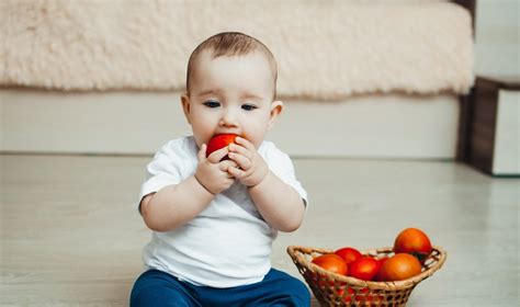 vaikas žaidžia su maistu