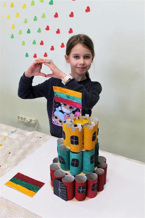 Vaikai, kuriantys darbelius iš antrinių žaliavų