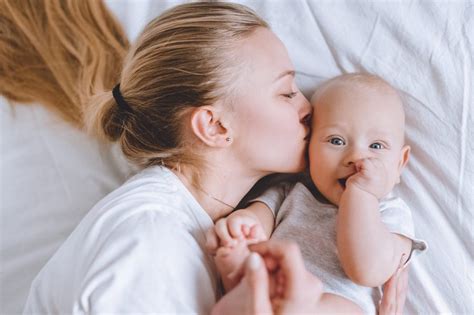 Kūdikis 8 mėnesių mokosi ropoti