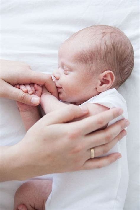 kūdikis ir mama baseine