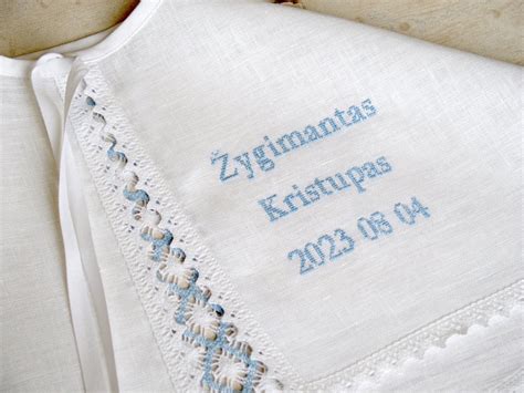 Kūdikis, laikomas ant rankų, simbolizuojantis Krikšto sakramentą