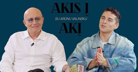 Tėvas kalbasi su kūdikiu akis į akį