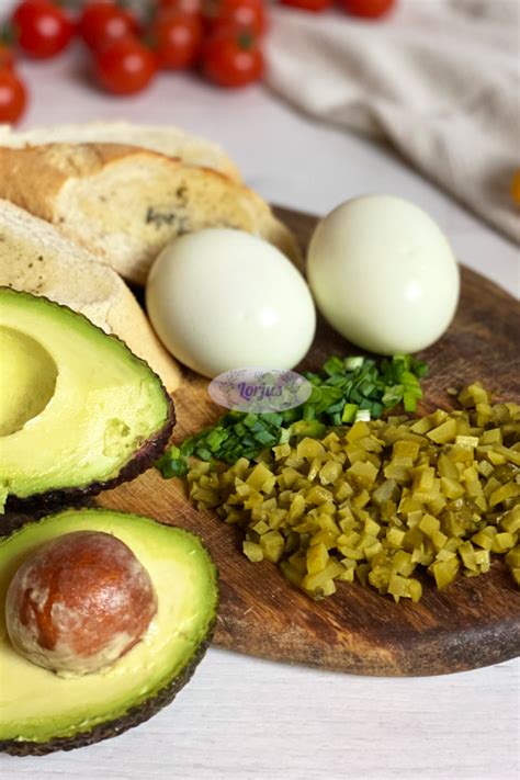 Kiaušinių, avokado ir lašišos ingredientai