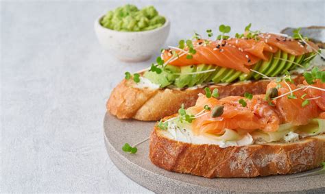 Sumuštiniai su avokadu, lašiša ir keptu kiaušiniu